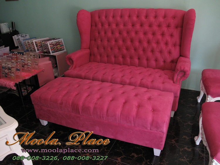 โซฟา Wing Chair สไตล์วินเทจ 2 ที่นั่ง (ใหญ่) ขากลึง ผลิตจากผ้ากำมะหยี่อย่างดี พร้อมสตูลที่วางเท้า สามารถเปลี่ยนสีและลายผ้าได้ (ลูกค้าสามารถเปลี่ยนสีกำมะหยี่และลายผ้าตามต้องการ) ตกแต่ง ลวดลายเบาะหลังให้เก๋ไก๋ สวยงามด้วยการเย็บดึงกระดุม แข็งแรง พร้อมสตูลวางขา นั่งสบายมากๆๆ สามารถนำไปตกแต่งมุมรับแขก ร้านค้า หรือ ออฟฟิศของลูกค้า เพื่อเพิ่มบรรยากาศ วินเทจ สวยๆ เก๋ๆ  ชิคๆ ดูดี มีสไตล์ ให้มุมโปรดของคุณ  ขนาดโซฟา กว้าง 160  x ลึก 85 x สูง 110  หมายเหตุ : ถ้าลูกค้าเปลี่ยนสีกำมะหยี่ราคาจะอยู่เท่าเดิม แต่ถ้าเปลี่ยนลายผ้าราคาอาจลดลงหรือเพิ่มขึ้นตามราคาของผ้าครับ  ฟรีค่าจัดส่งใน กทม.  โซฟา, Wing Chair, โซฟาวินเทจ, อาร์มแชร์,  โซฟา Wing Chair โซฟาวินเทจ  โซฟา Wing Chair โซฟาวินเทจ โรงงานโซฟา รับผลิต