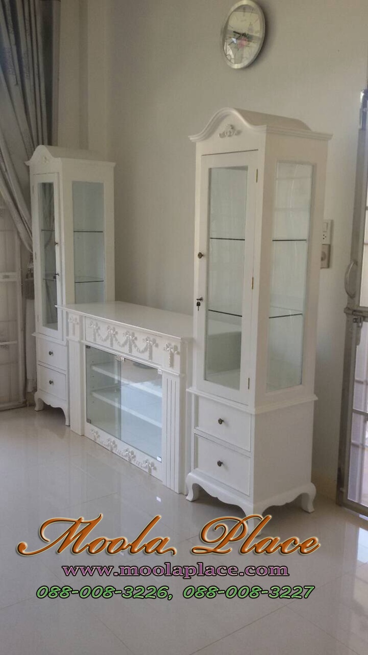 ตู้โชว์สไตล์วินเทจทรงโค้ง  สีขาว   ขนาด 50 x 40 x 190 ซม 