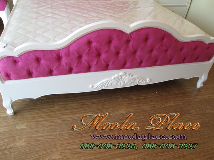 เตียงนอนสไตล์วินเทจ แกะสลักลายพร้อมบุกำมะหยี่หัวเตียงหัวและท้ายเตียง ขนาด 6 ฟุตเตียงนอนสไตล์วินเทจ แกะสลักลายพร้อมบุกำมะหยี่หัวเตียงหัวและท้ายเตียง ขนาด 6 ฟุต