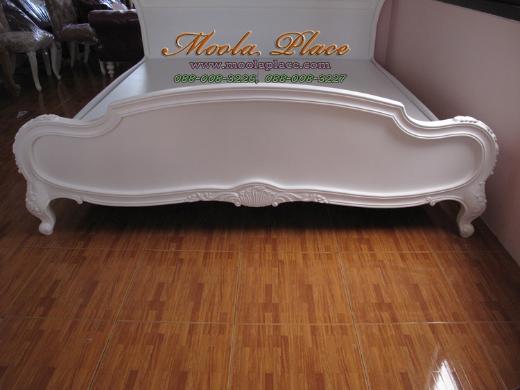 เตียงนอนหลุยส์ทรงใหญ่ ไม้สักแกะสลัก ขนาด 6 ฟุต (ลูกค้าสามารถเลือกได้ว่าบุหรือไม่บุ และสามารถเปลี่ยนตัวผ้าหรือหนังได้) 