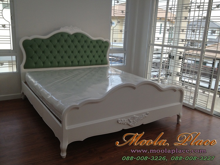 เตียงนอนมีเสาพร้อมคานใส่ม่านขนาด 6 ฟุต  เตียงนอนสไตล์วินเทจ แกะสลักลายหัวและท้ายเตียง พร้อมบุกำมะหยี่หัวเตียง ขนาด 6 ฟุต