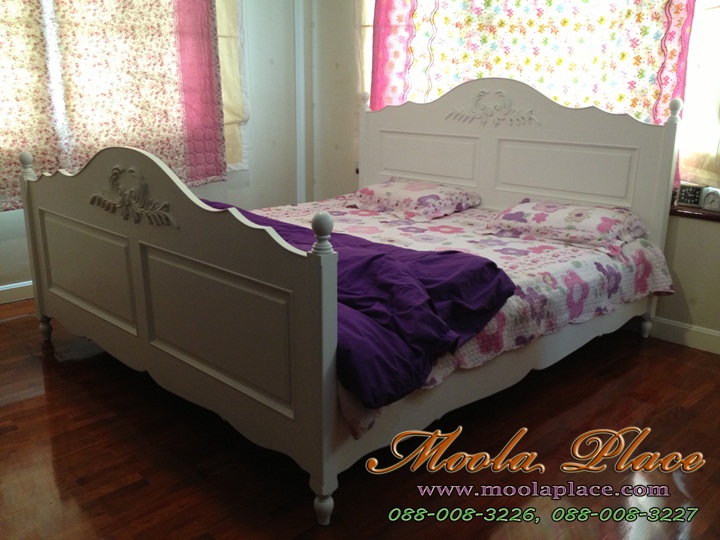 เตียงนอนสไตล์วินเทจ แกะสลักลายพร้อมบุกำมะหยี่