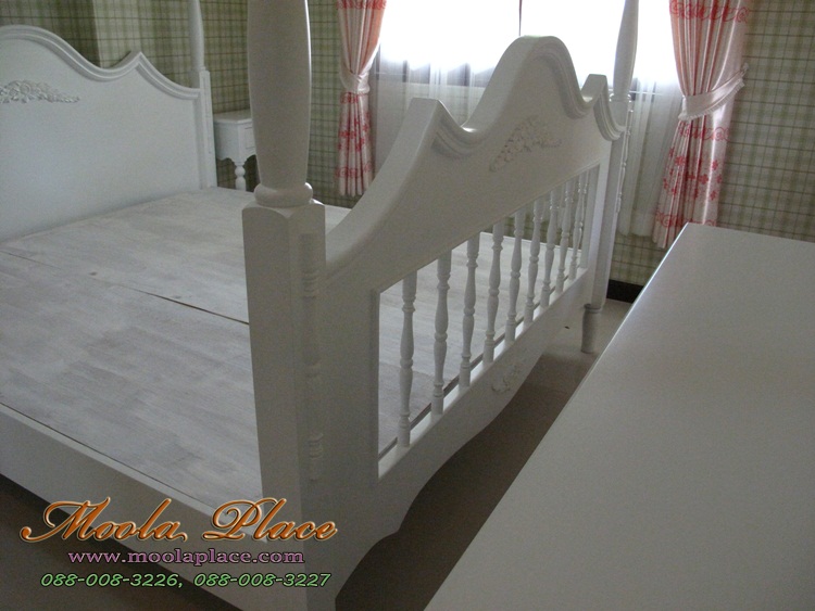 เตียงนอน มีเสาพร้อมคานไว้ใส่ม่าน พร้อมบุกำมะหยี่ ขนาด 6 ฟุต