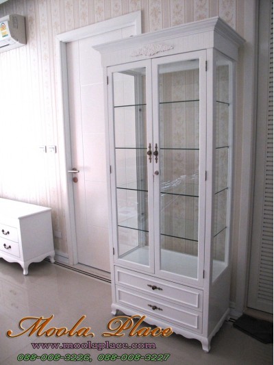 ตู้โชว์สไตล์วินเทจทรงสูงลายดอกไม้ สีขาว มีดาวน์ไลท์ ขนาด 80 x 40 x 190 ซม